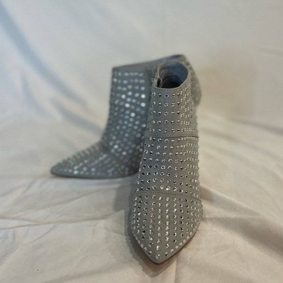 Steve Madden Pristo Bootie in Silver with Silver Studs size 7 - Picture 2 of 13